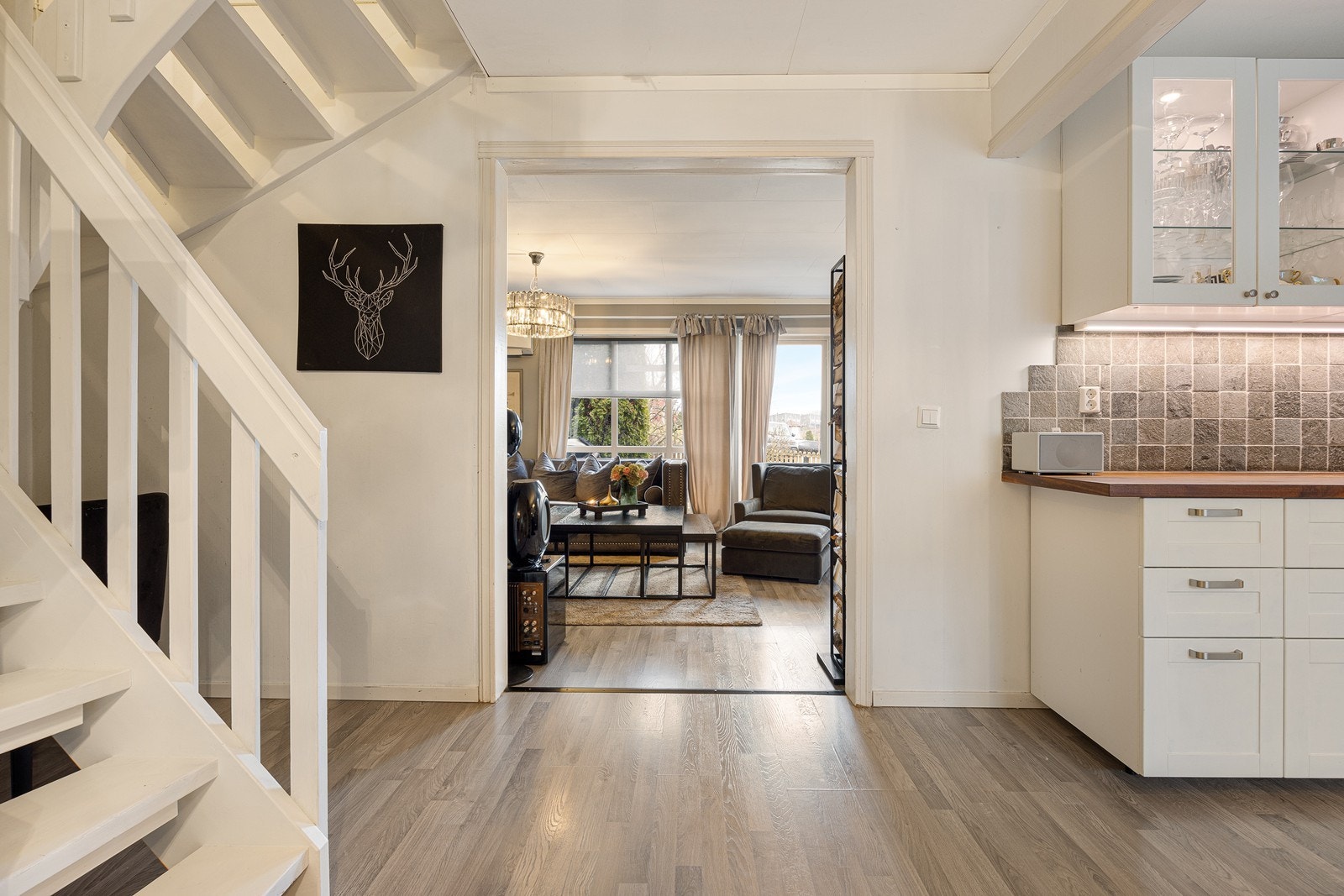 Fra entréen tar en lysmalt trapp oss opp til andre etasje. Galleribilde