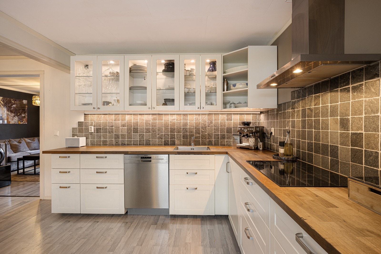 Innredningen er vinkelformet og har rikelig med oppbevaringsplass og gode arbeidsflater. Galleribilde