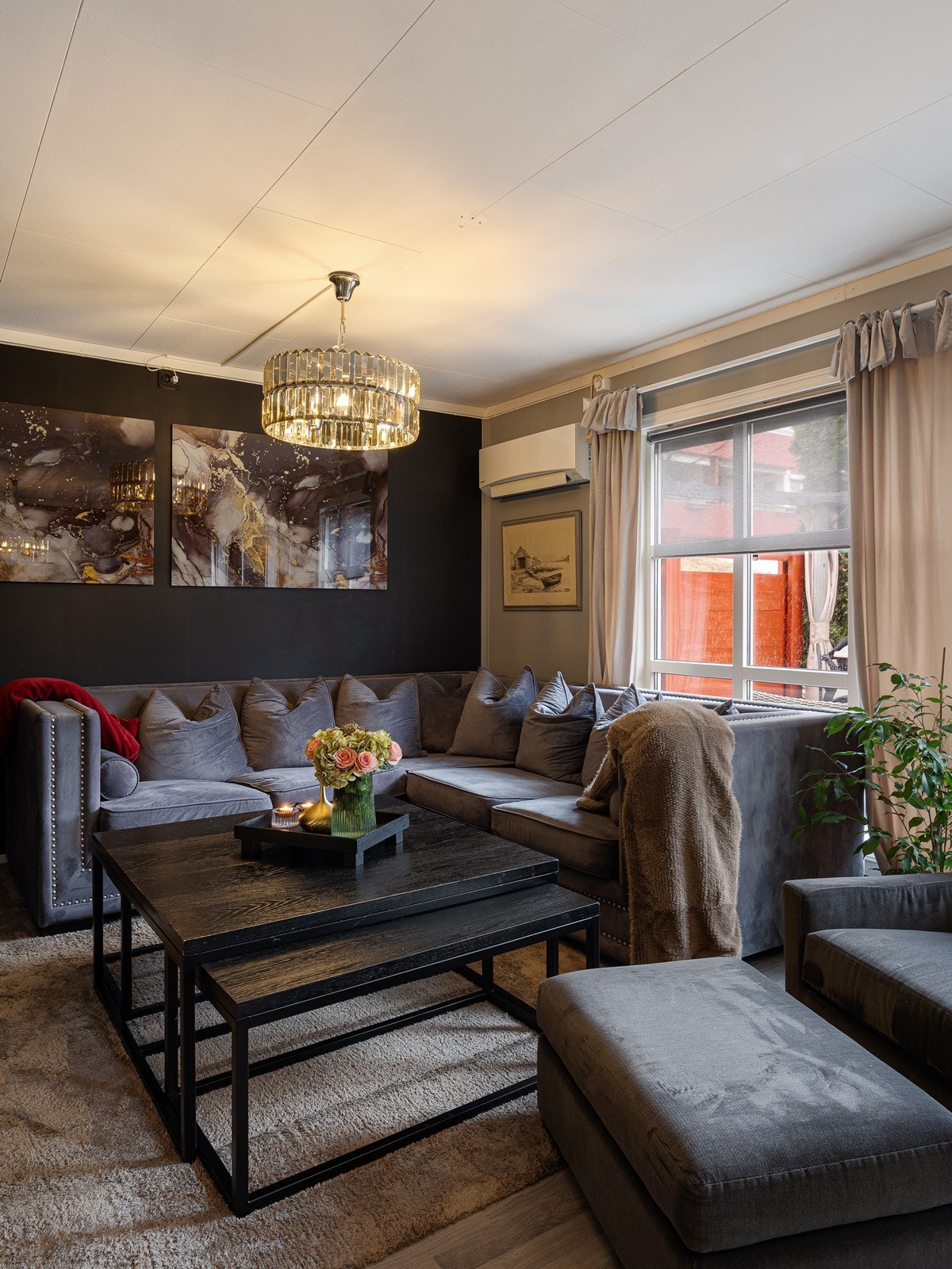 Store vindusflater sørger for godt med naturlig lysinnfall. Galleribilde