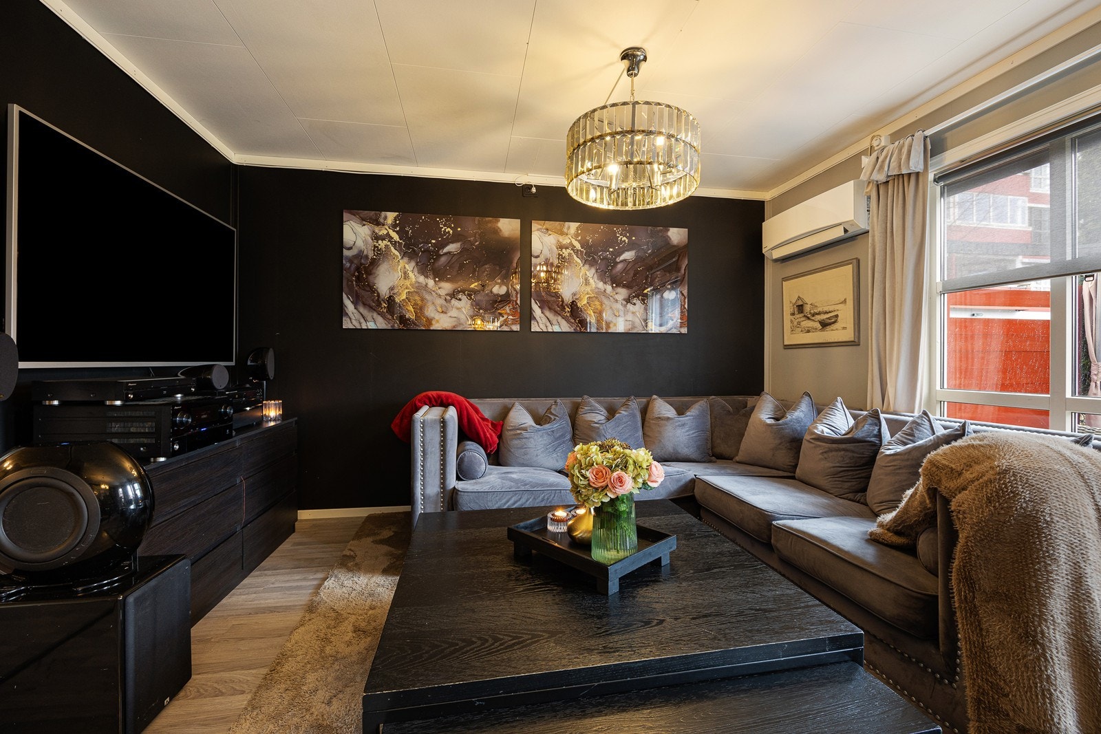 God plass til sofagruppe og tv/medialøsning. Galleribilde