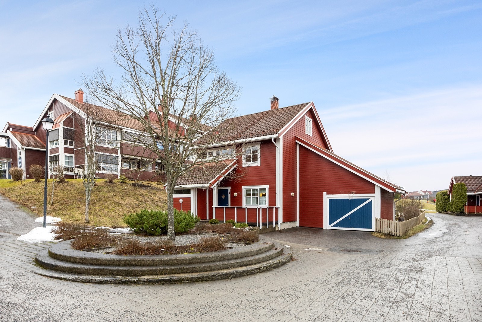 Fellestomten er pent opparbeidet med plenarealer og asfalterte internveier. Galleribilde