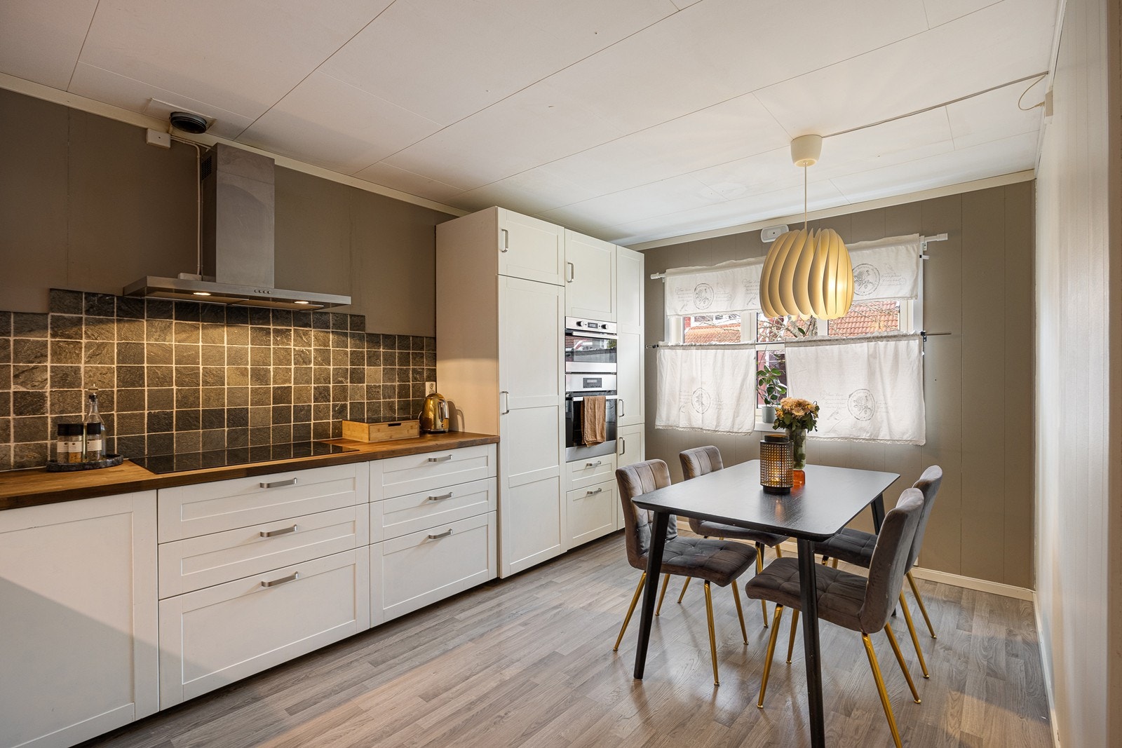 Kjøkkenet fremstår romslig med god plass til kjøkkenbord. Galleribilde