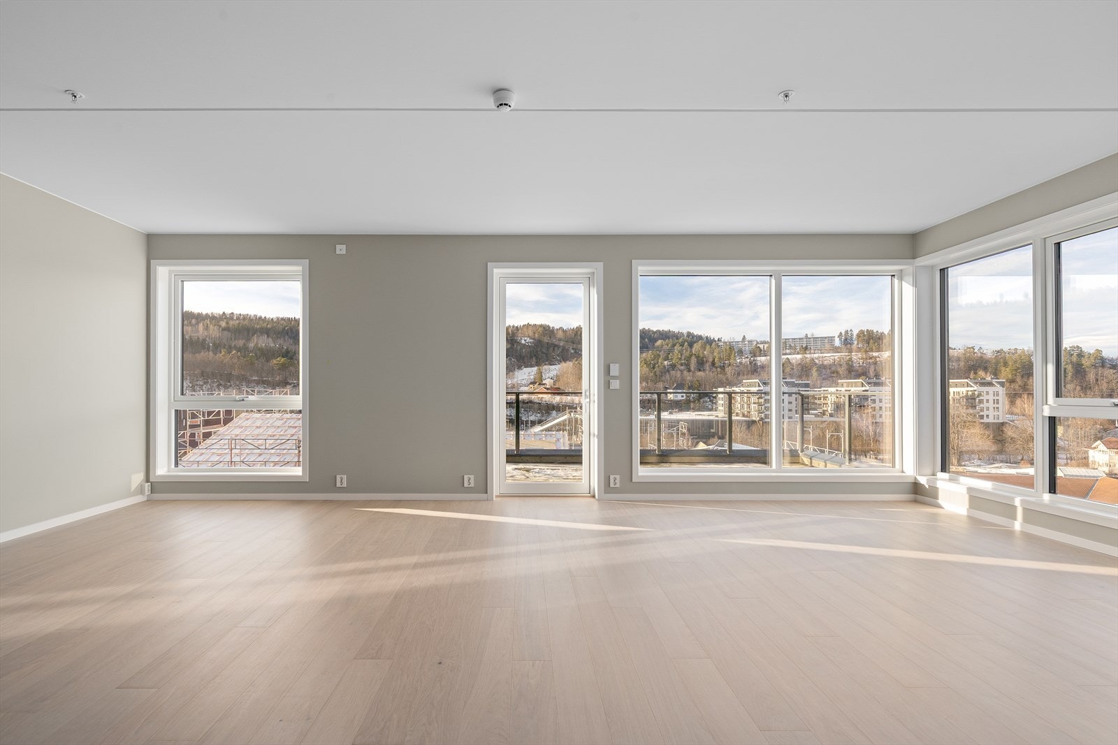 Det er åpen planløsning og godt med lysinnslipp. Galleribilde