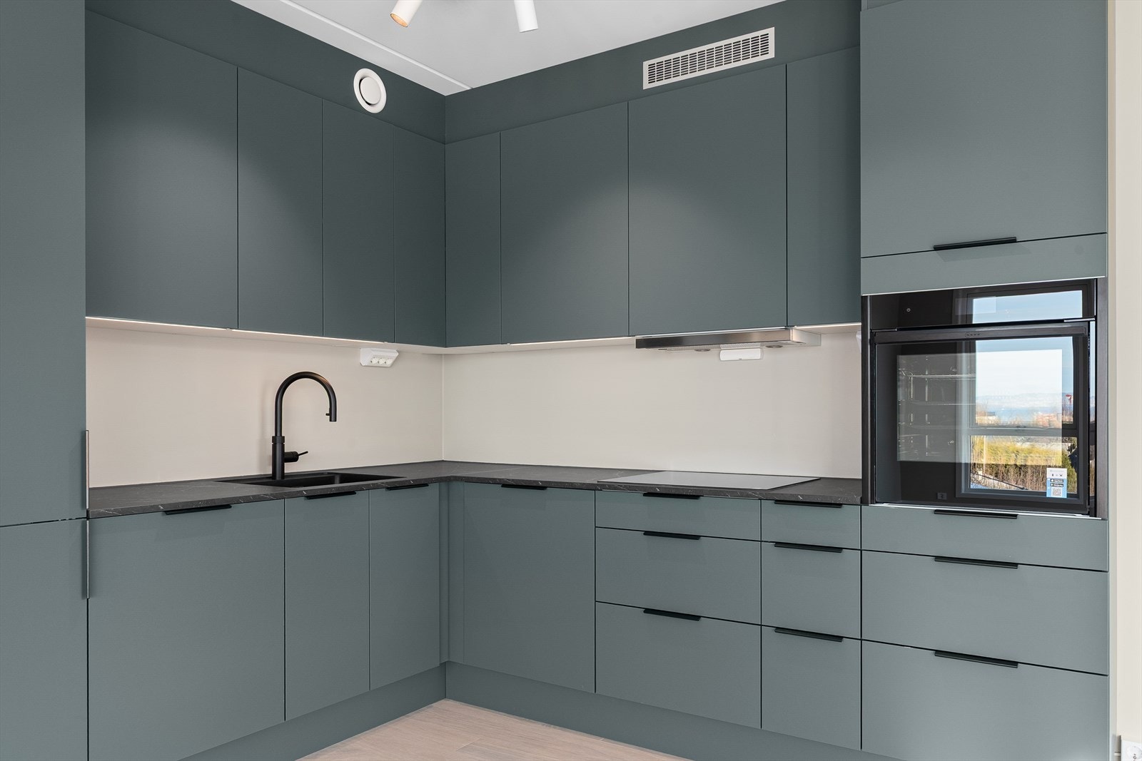 Kjøkkenet er fra HTH og alle hvitevarene er fra Miele. Galleribilde