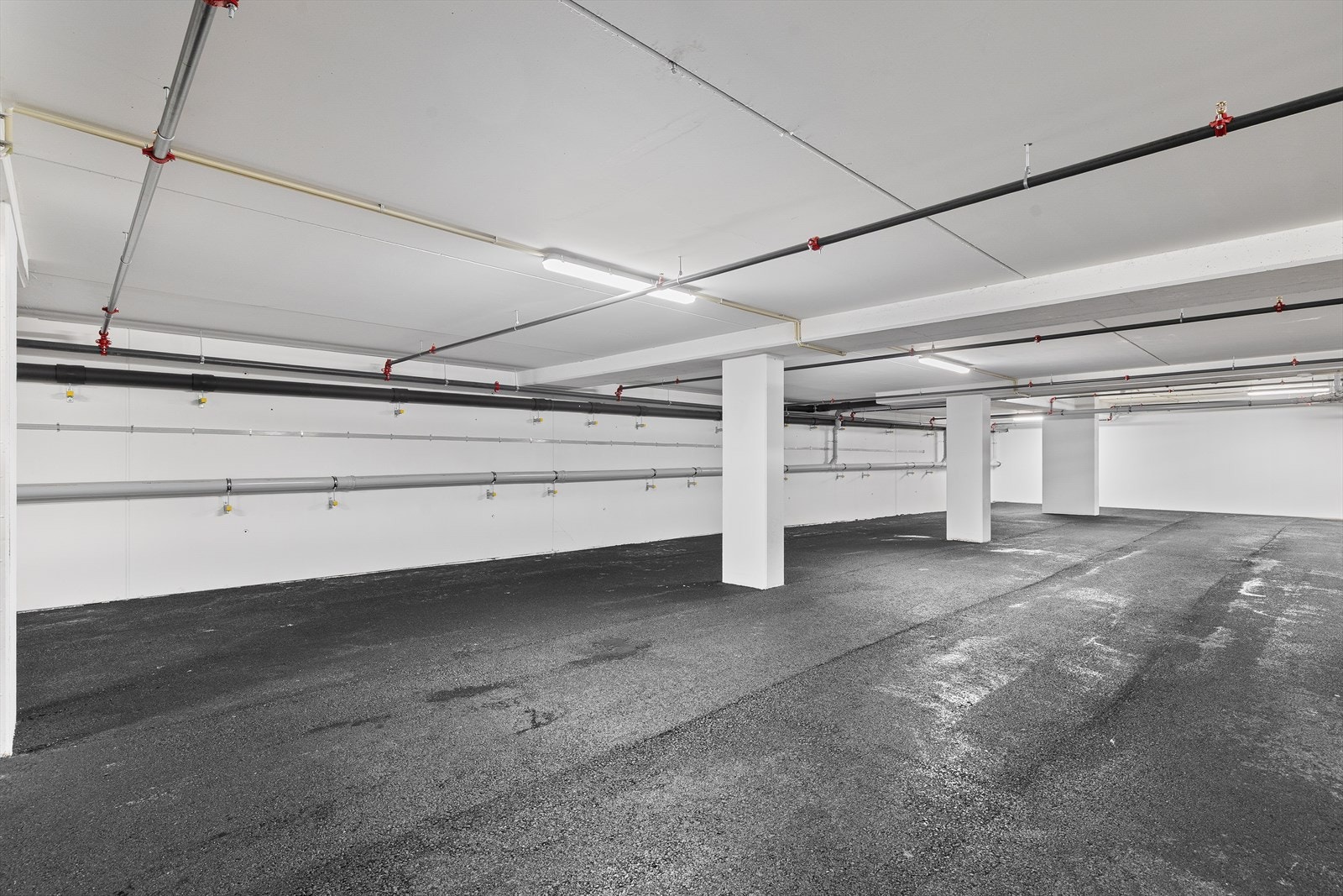 Avtalen selges med garasjeplass for én bil i felles garasjeanlegg som ligger under bygget. Garasjeanlegget vil få automatisk port der man kan åpne porten med mobilen. Galleribilde