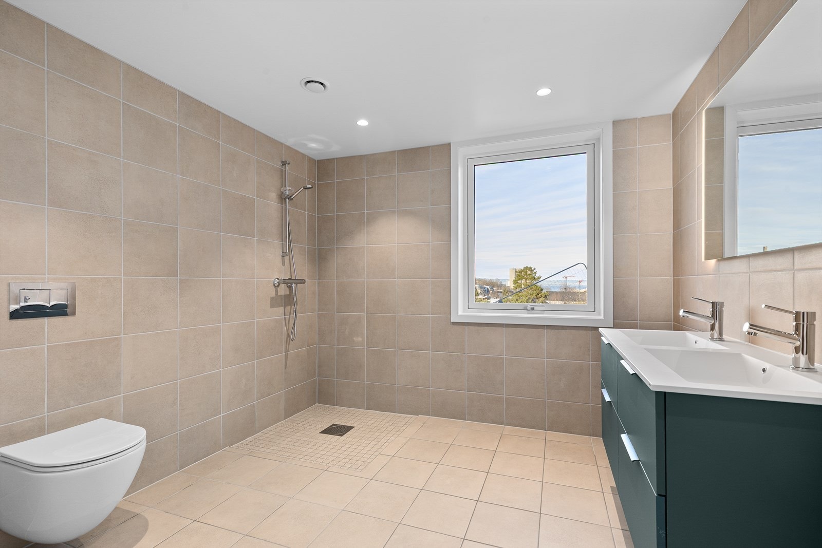 Flislagt bad med elektriske varmekabler. Galleribilde