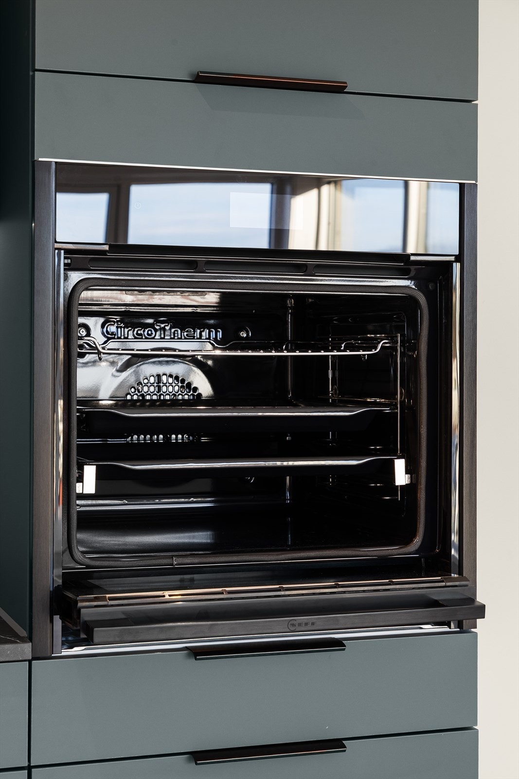 Stekeovnen har tilvalg med pyrolyse og Slide & Hide ovnsdør slik at det er enkelt å ta stekebrett inn og ut av ovnen. Galleribilde