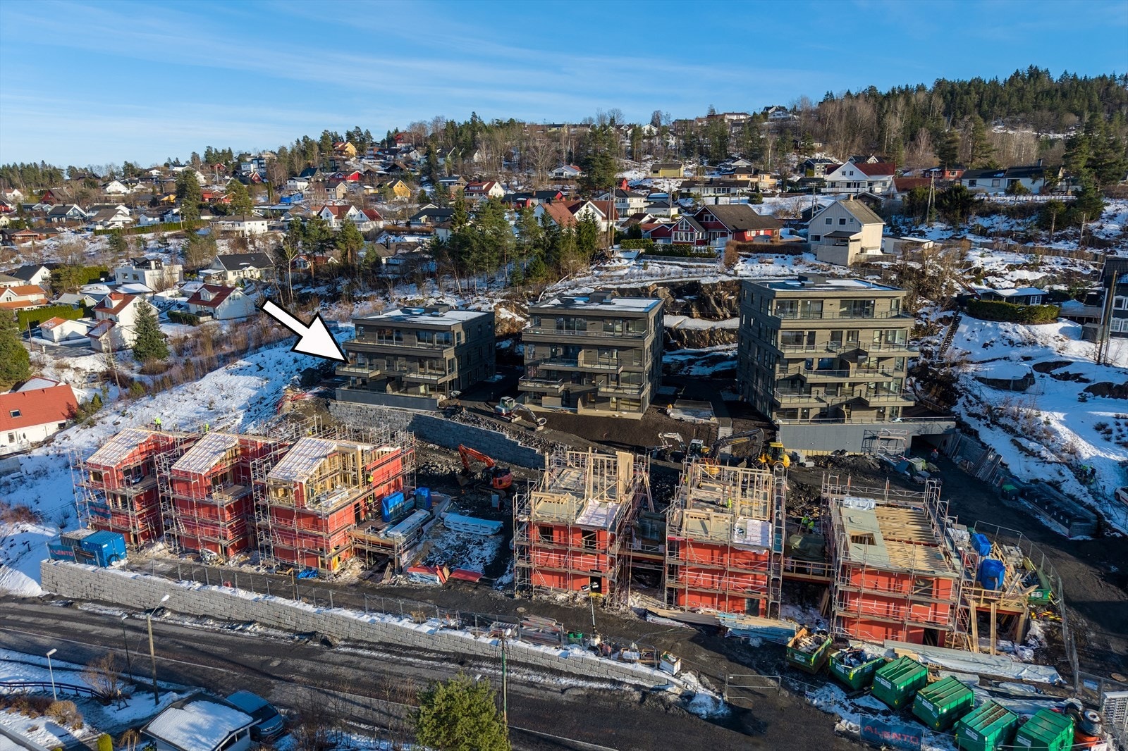 Vesthellingen består av 22 leiligheter og 6 kjedede eneboliger. Prosjektet er utformet med et felles tun som skaper et inkluderende bomiljø og gode uteområder for lek og opphold. Galleribilde