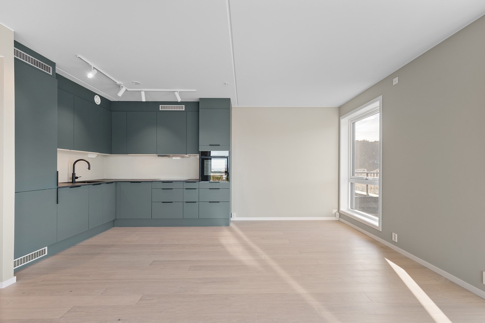 Kjøkkenet er oppgradert med blant annet; grønne fronter, laminatbenkeplate Nero Venice, høyskap til stekeovn, karusell i hjørneskap, flere skuffer mm. Galleribilde