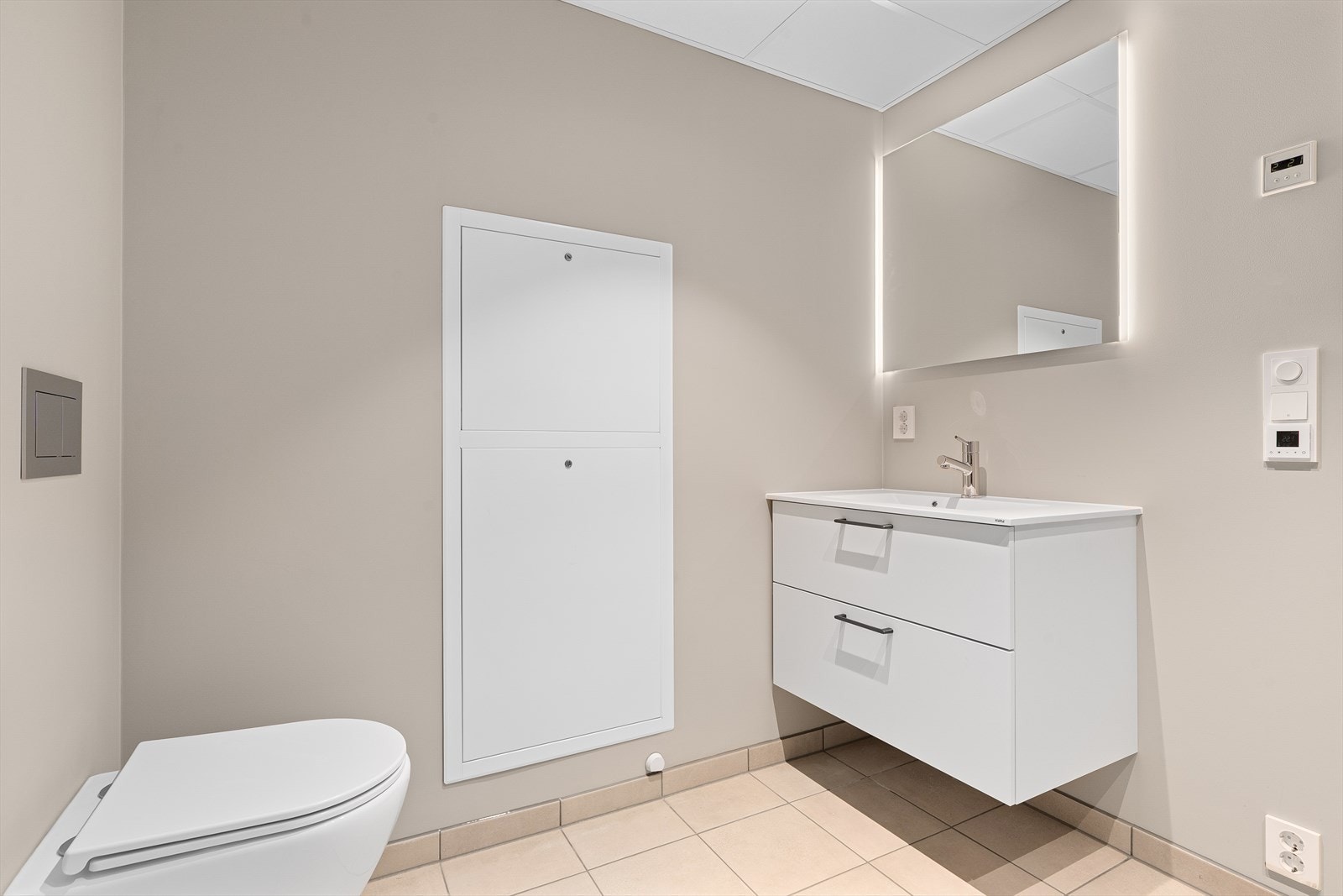 I tillegg har leiligheten et vaskerom med toalett. Galleribilde