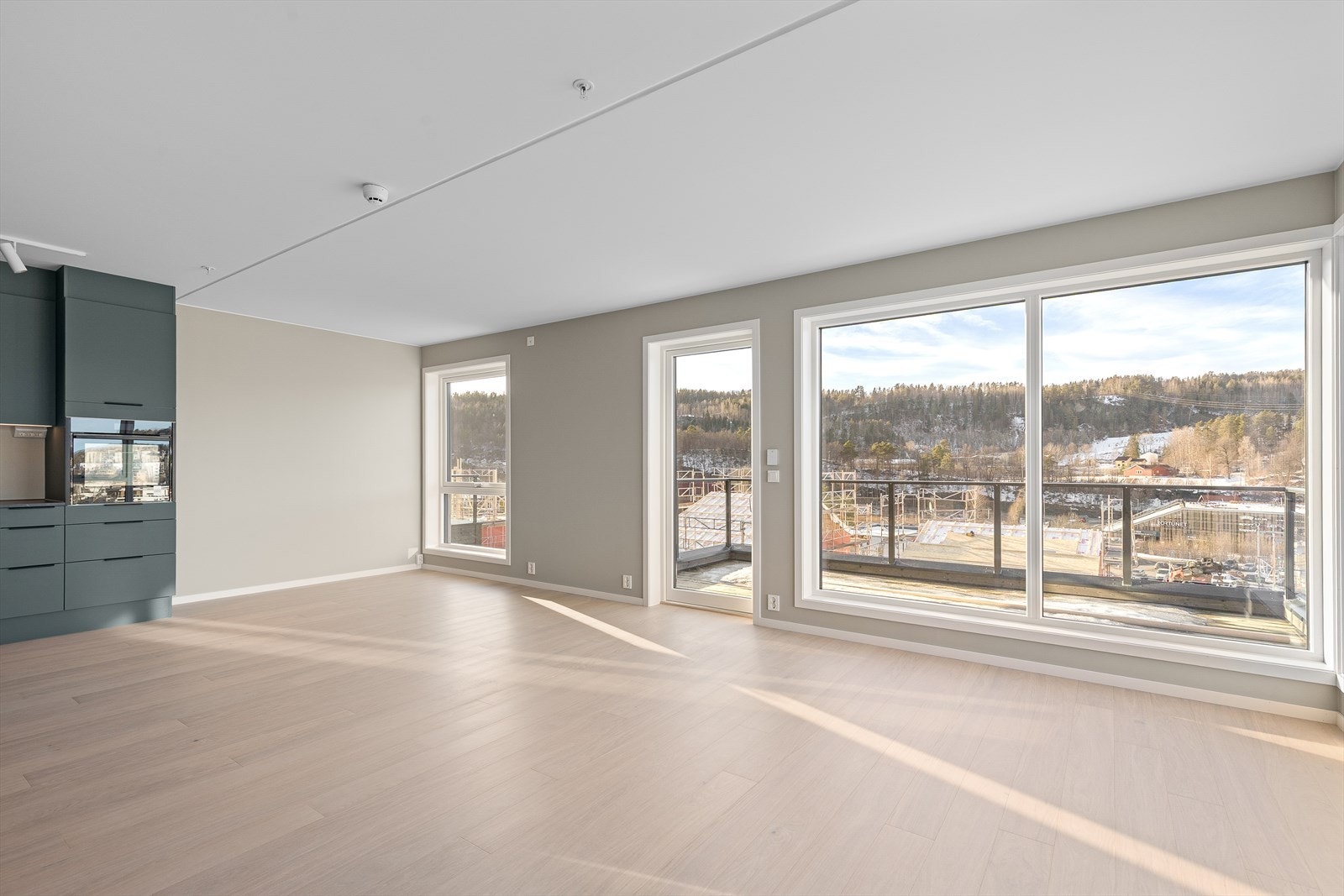 Det er vannbåren gulvvarme i stue og kjøkken, og leiligheten har balansert ventilasjon med varmegjenvinning. Galleribilde