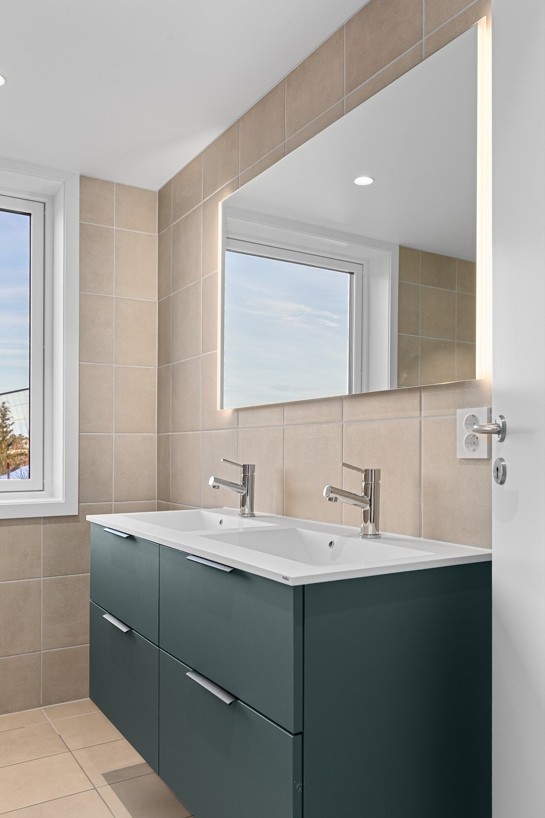 Servantskap fra HTH med dobbel vask. Frontene er lik farge som kjøkkenet, noe som skaper en fin helhet. Galleribilde