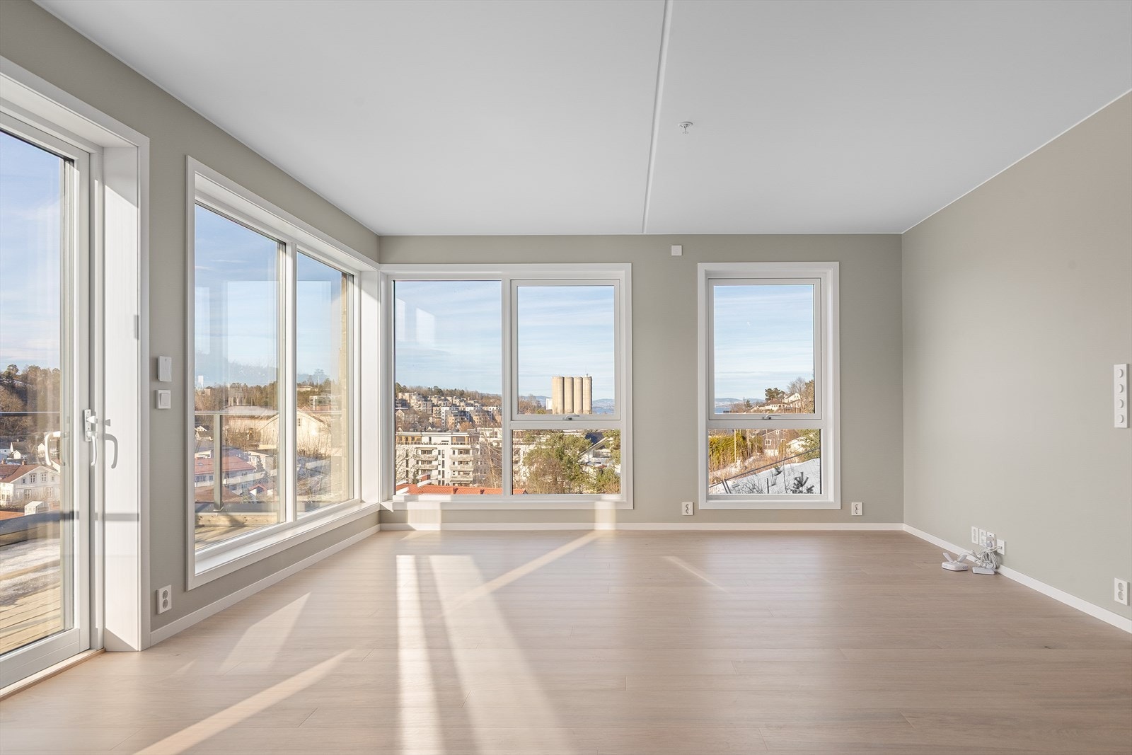 Gulvet er belagt med 1-stavs eikeparkett og veggflatene er malt gips i en lun beige tone. Galleribilde