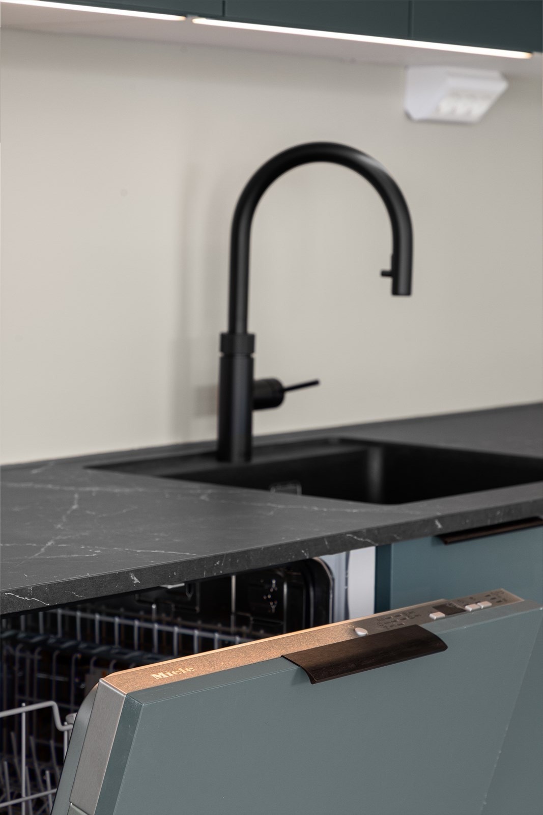 Kjøkkenkranen fra Quooker gir deg konkende vann fra springen. Galleribilde