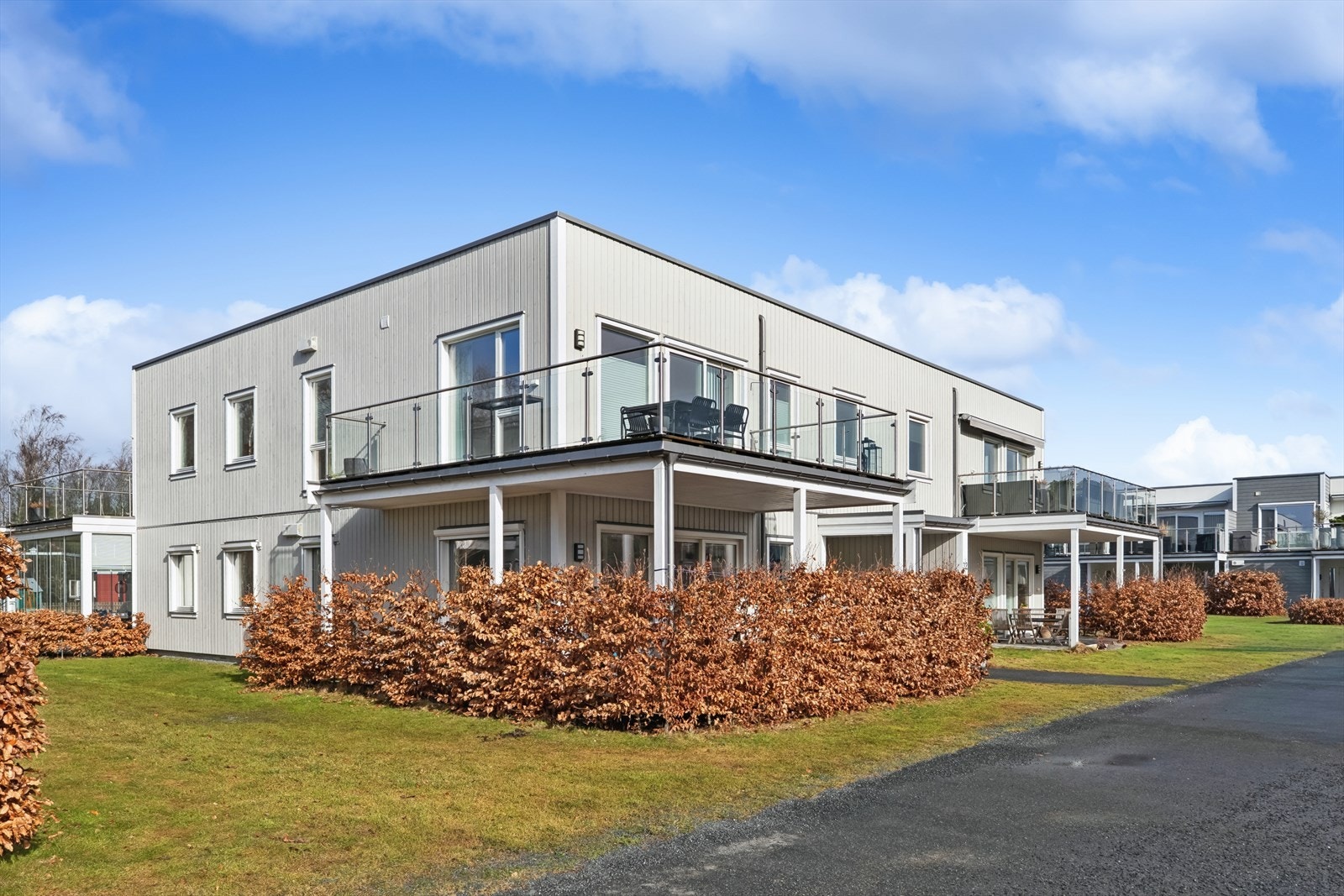 Leiligheten ligger i andre etasje i en moderne seksmannsbolig, oppført i 2021. Galleribilde