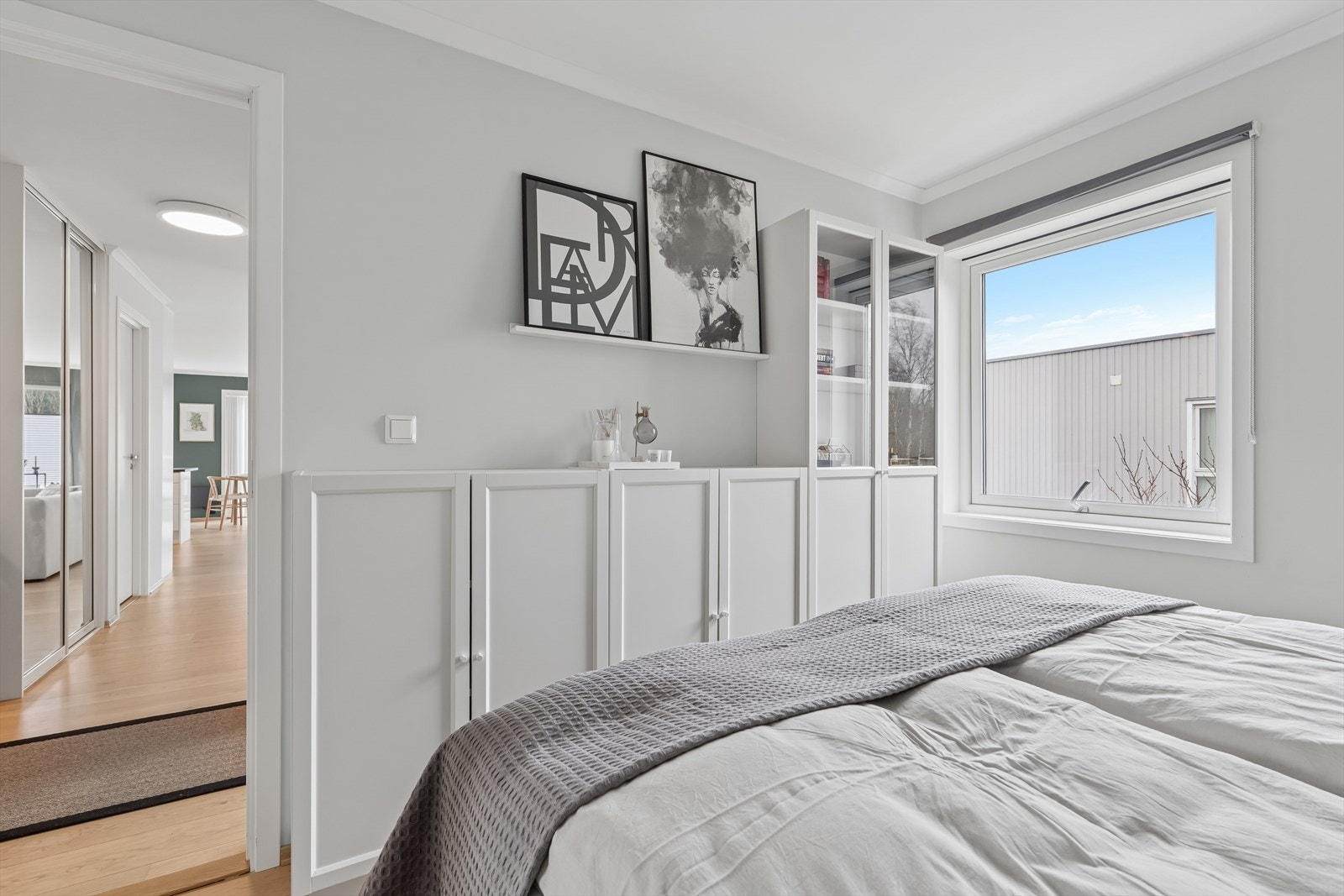 Hovedsoverommet er på 10,8 m² og har god plass til dobbeltseng og garderobe. Galleribilde