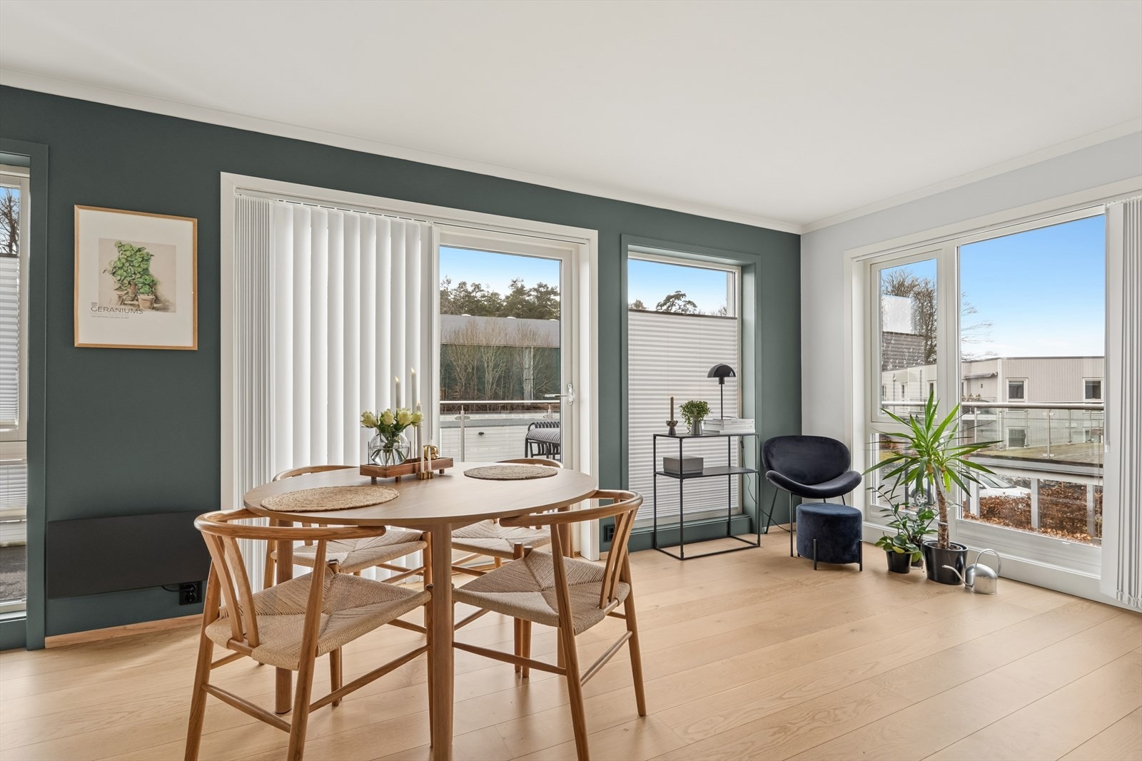 Spiseplassen er en naturlig del av allrommet, med nærhet til både kjøkken og balkong. Galleribilde