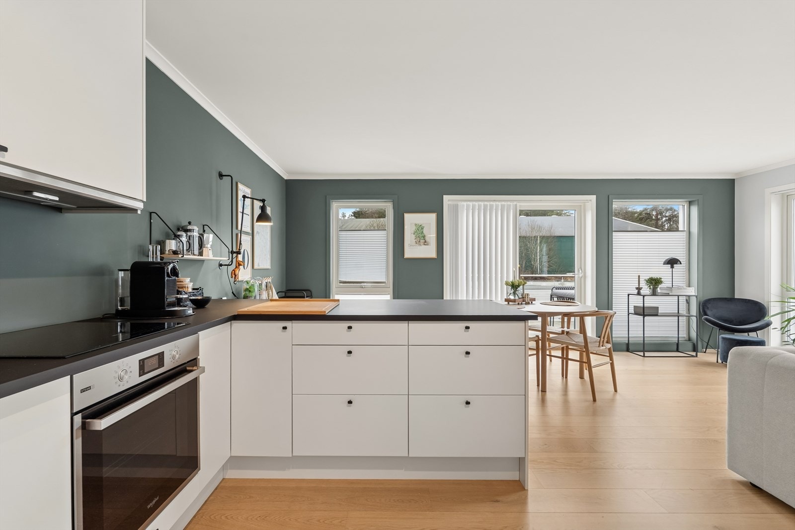 Fra kjøkkenet har du full oversikt over stuen, noe som er ideelt ved sosiale sammenkomster. Galleribilde