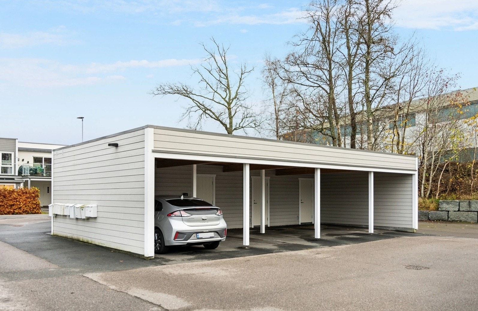 Det medfølger en fast carportplass med montert elbillader, samt en utebod på 5,3 m² i forkant. Galleribilde