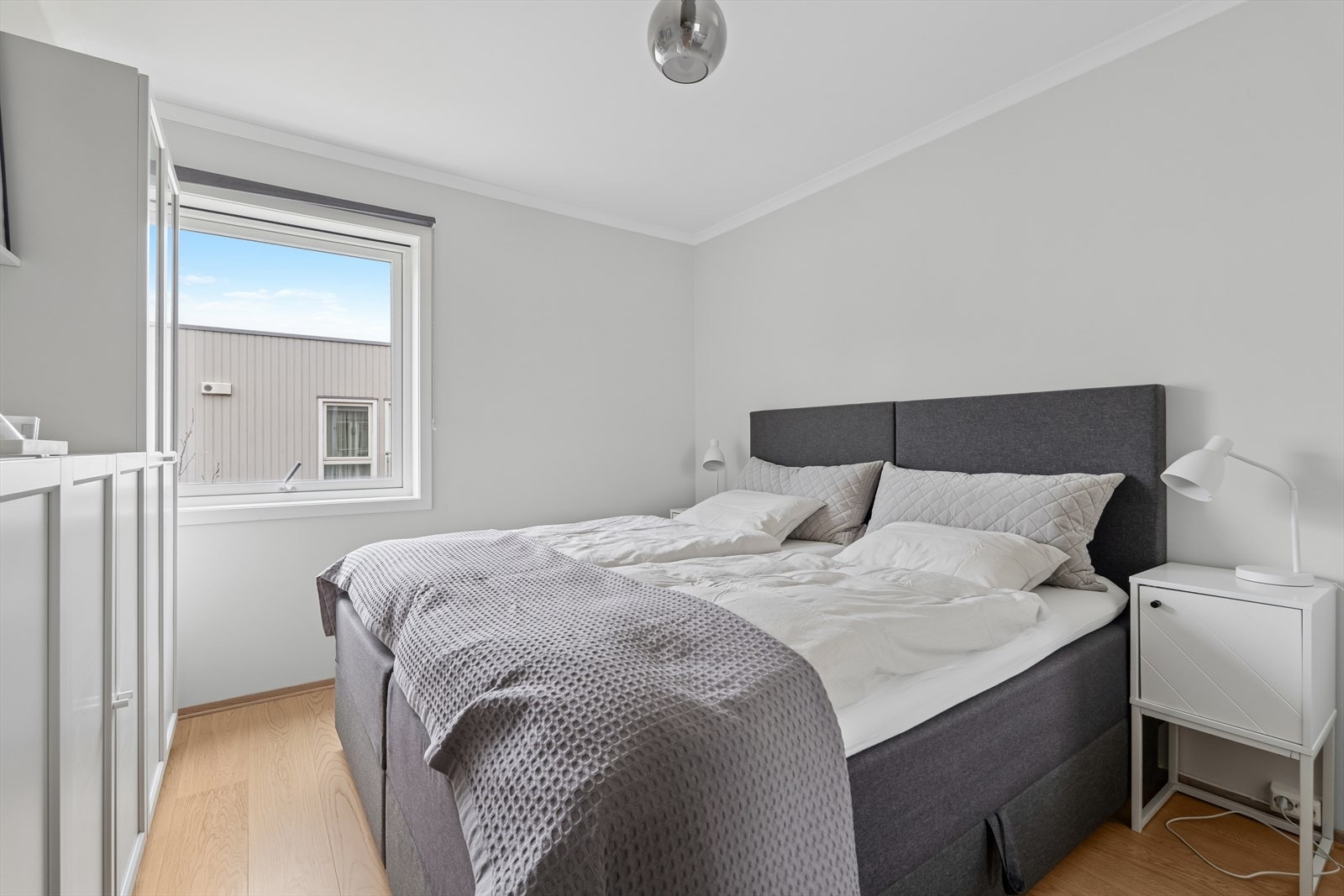 Overflatene er holdt i lyse, nøytrale farger, i tråd med resten av leiligheten. Galleribilde