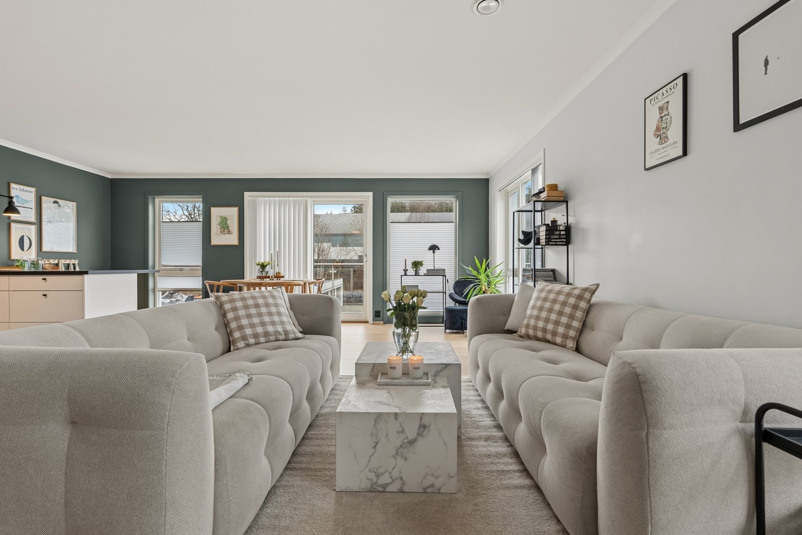 Stuen er romslig og lett å møblere, med gjennomgående parkett fra 2021. Galleribilde