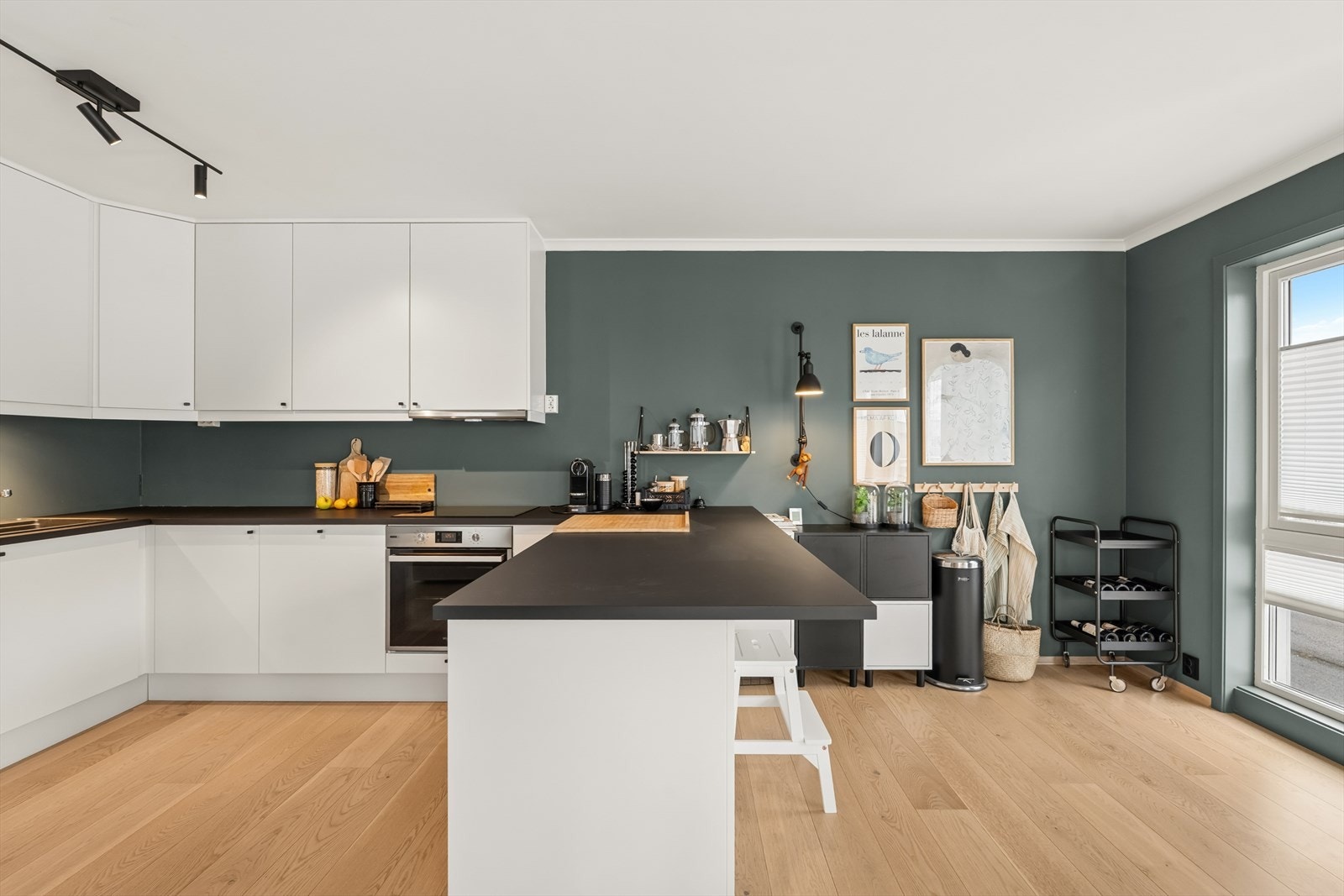 Den åpne stue- og kjøkkenløsningen på nesten 39 m² er boligens sosiale samlingspunkt. Galleribilde