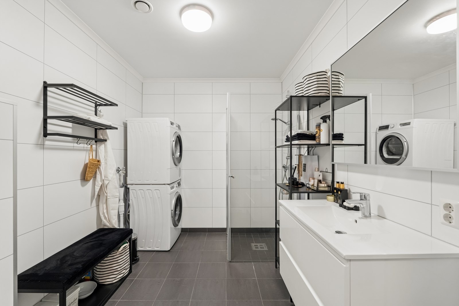 Det romslige badet på 6,4 m² har flislagt gulv med varmekabel og opplegg for vaskesøyle. Galleribilde