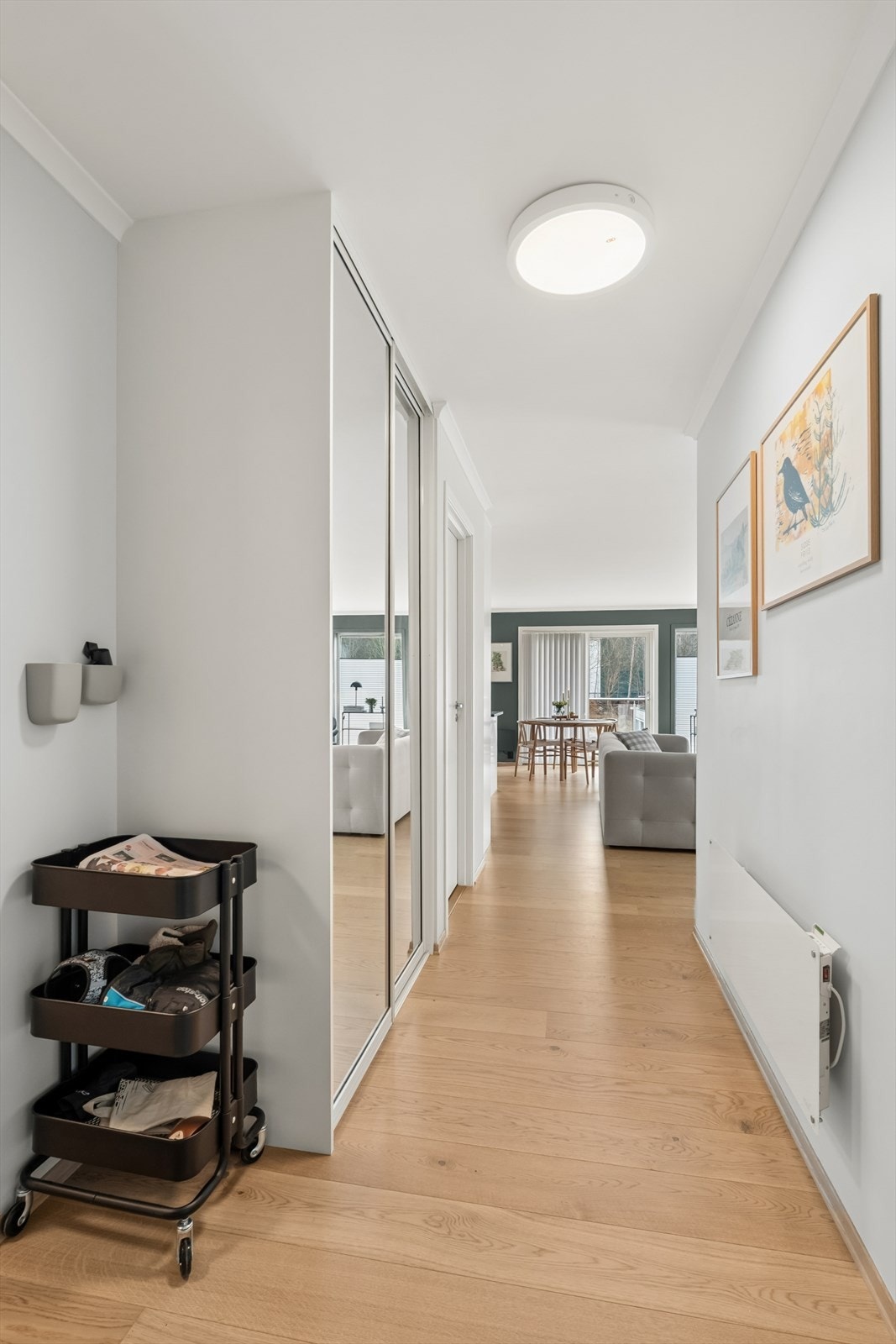 Entréen har parkett på gulv og god plass til garderobeløsninger. Galleribilde