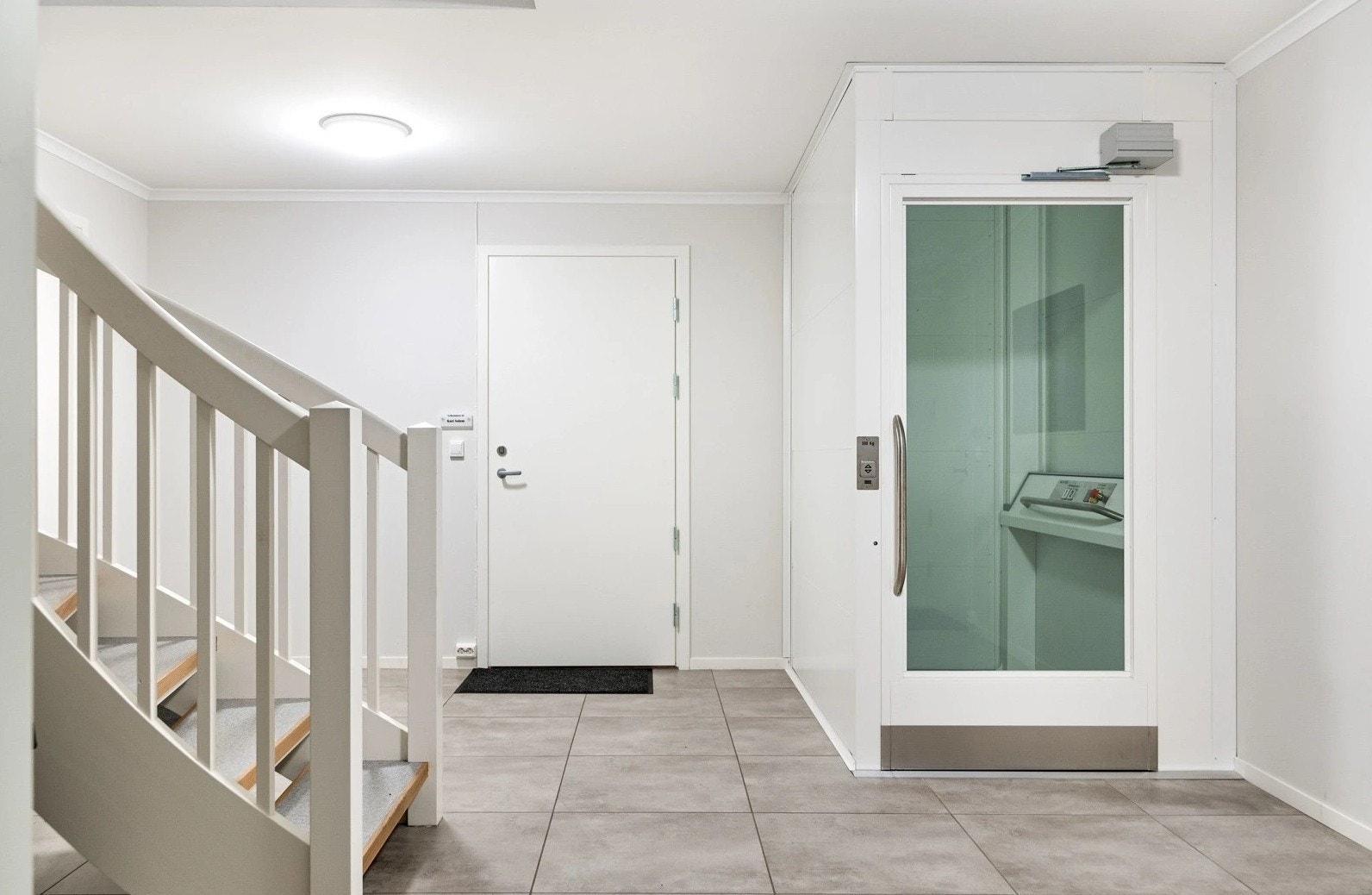 Felles inngangsparti med heis som gir trinnfri adkomst til leiligheten. Galleribilde