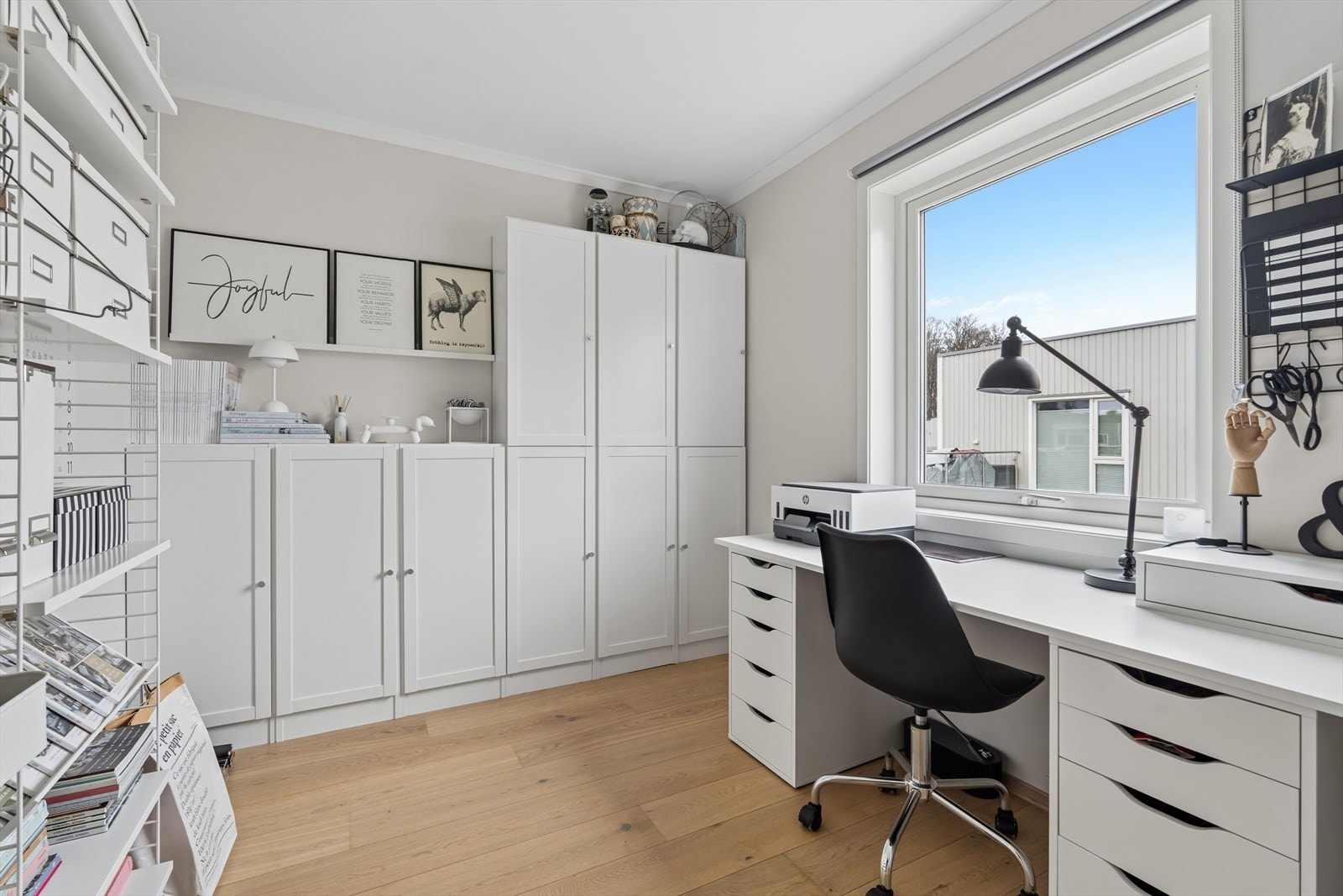 Leilighetens andre soverom på 8,4 m² er i dag innredet som et romslig hjemmekontor. Galleribilde