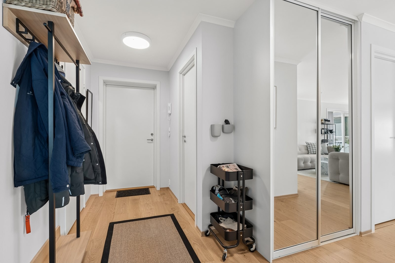 En stor skyvedørsgarderobe med speilfronter gir rikelig med oppbevaringsplass. Galleribilde