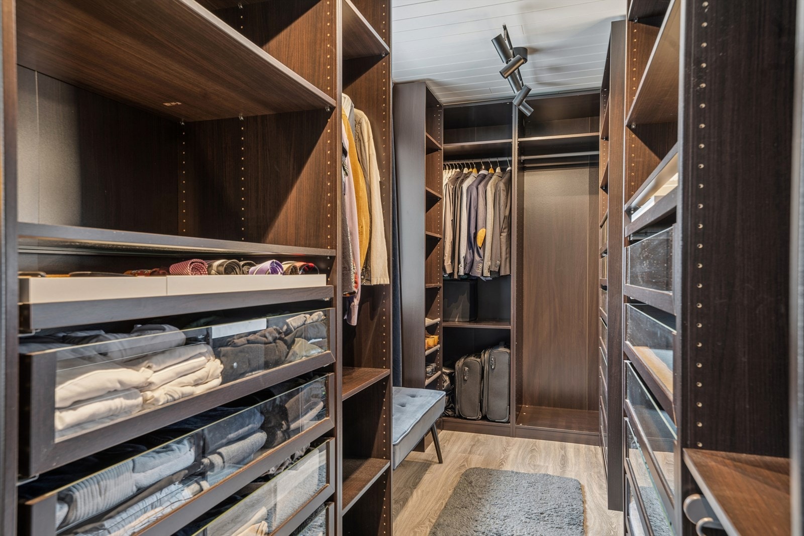 I tilknytning til soverommet er det en praktisk og romslig garderobeløsning. Galleribilde