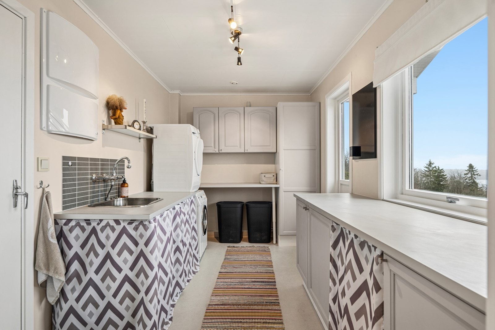 Separat vaskerom i 1. etasje med vinylbelegg, varmekabler i gulvet og opplegg for vaskemaskin. Galleribilde