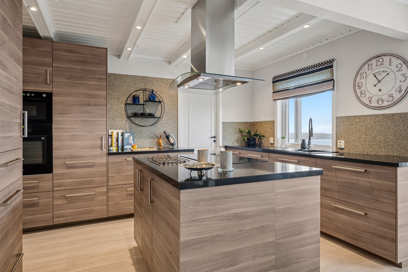 Kjøkkenet fra 2015 har en praktisk øy og moderne innredning med glatte fronter. Galleribilde