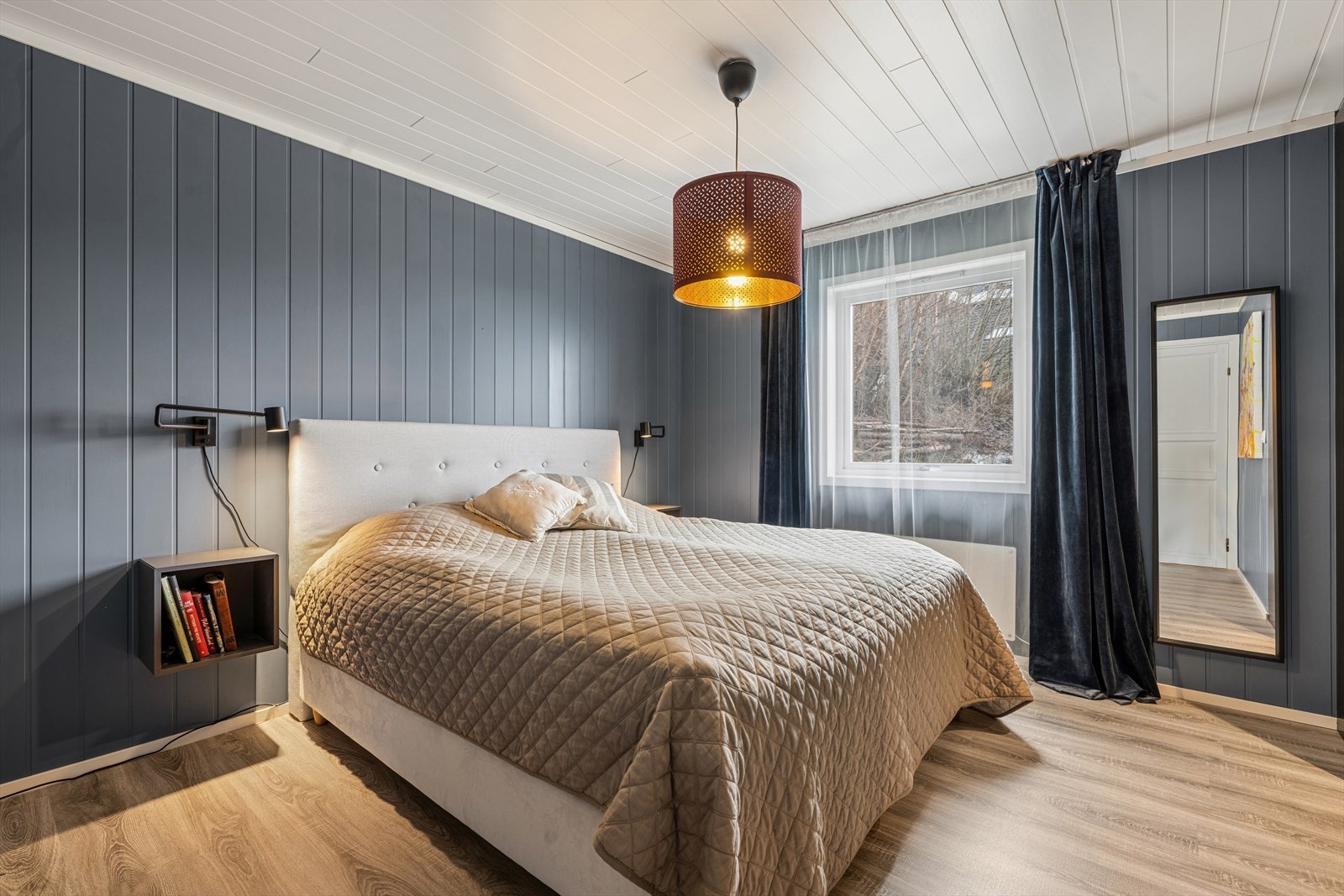 Soverommet i første etasje har laminatgulv og panel på veggene. Galleribilde