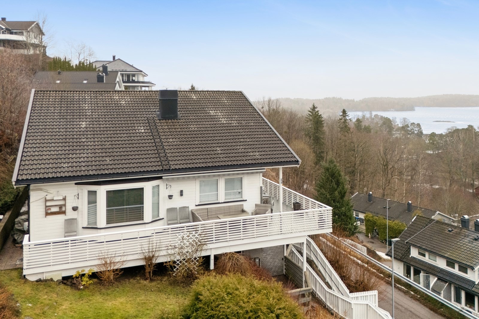 Eneboligen har flere fine uteområdet. Galleribilde