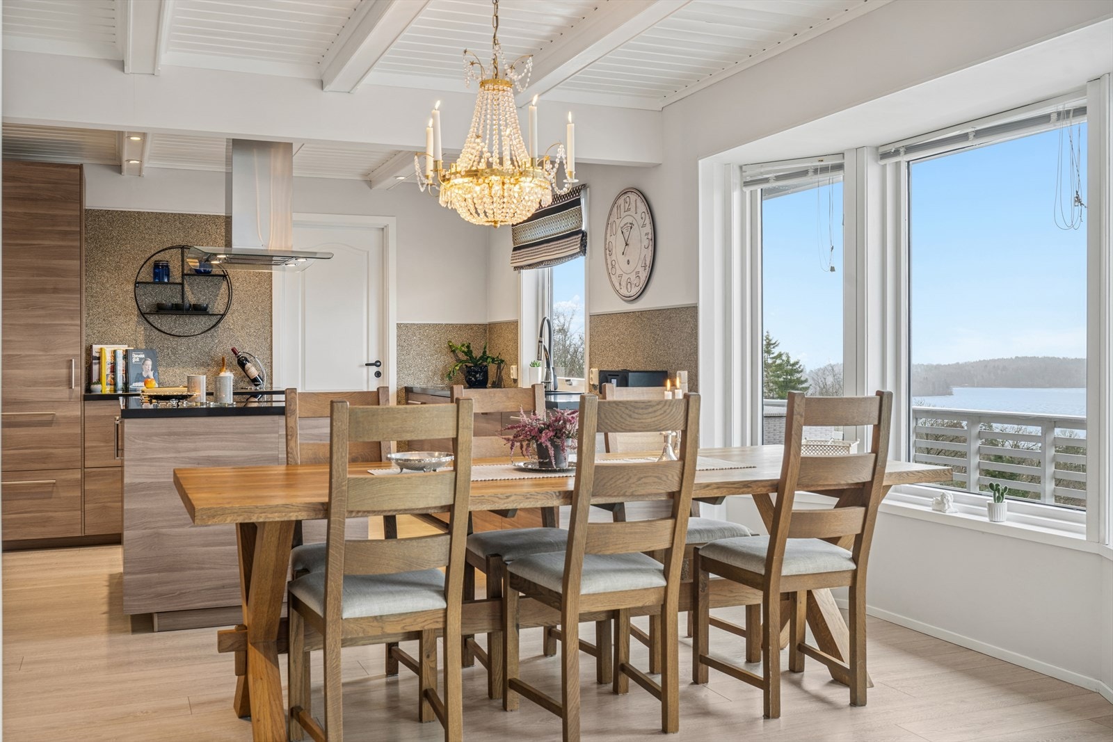 Spisestuen er en naturlig del av den åpne løsningen, med god plass til store selskaper. Galleribilde