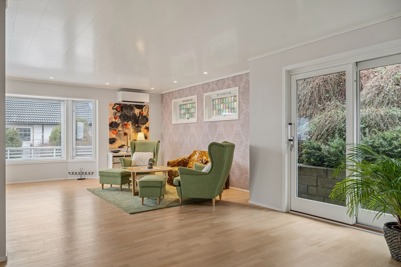 Stuen har plass til møblering i flere soner, downlightbelysning sørger for behagelig lys. Galleribilde