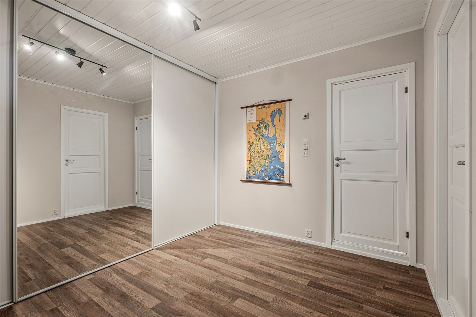 Hele underetasjen, med unntak av en bod, har komfortabel gulvvarme. Galleribilde