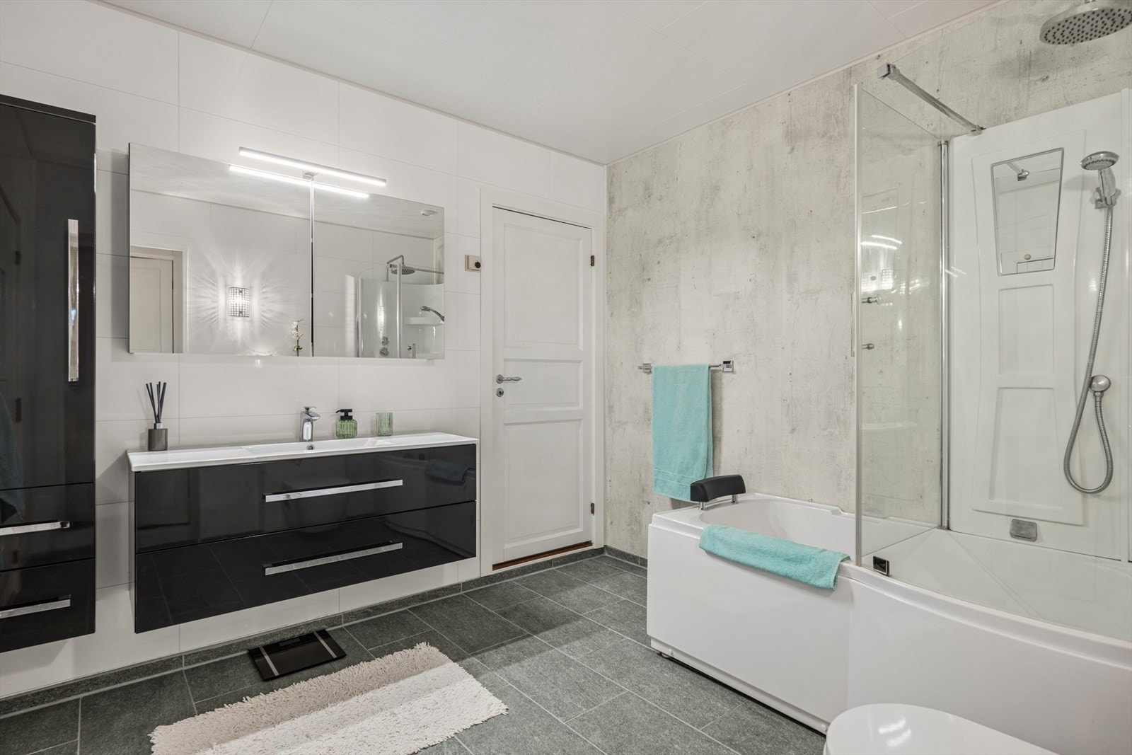 Badet i underetasjen ble pusset opp i 2017 og har flislagt gulv med varmekabler. Galleribilde