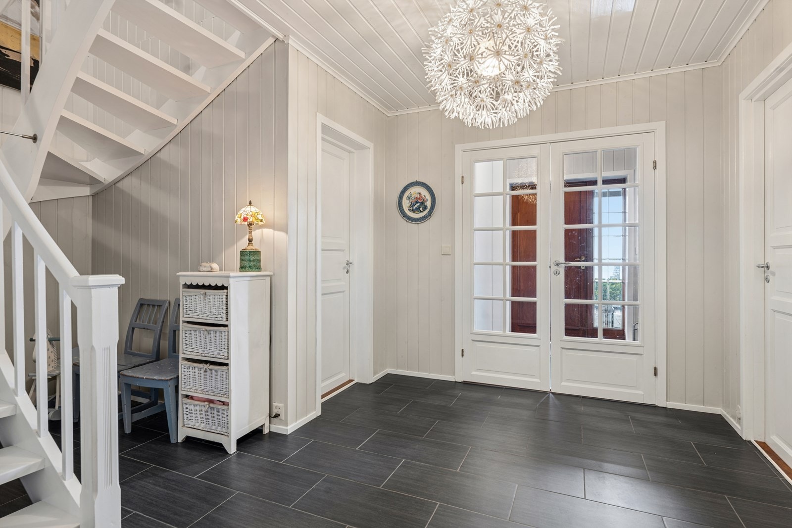 Romslig og herskapelig entré i første etasje som gir et luftig og innbydende førsteinntrykk av boligen. Galleribilde