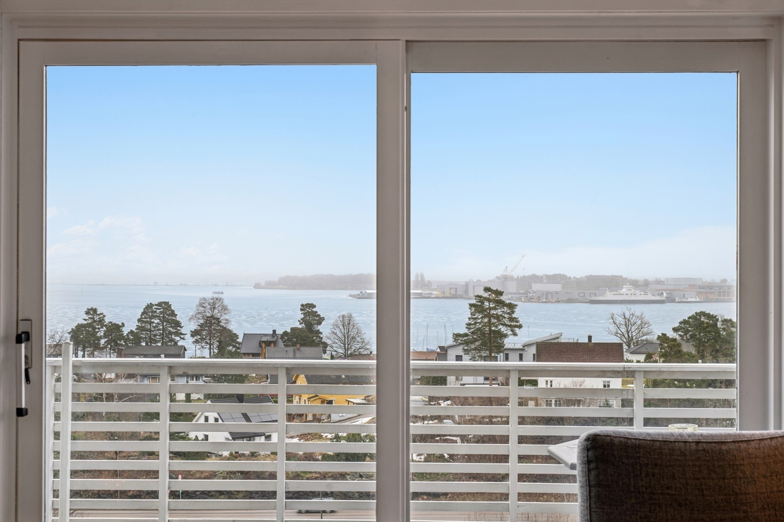 Fra stuen og verandaen åpner det seg en vidstrakt utsikt over fjorden Galleribilde