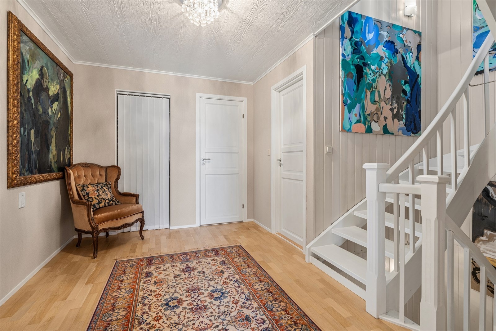 Gangen har gjennomgående parkett og leder videre inn til etasjens oppholdsrom. Galleribilde