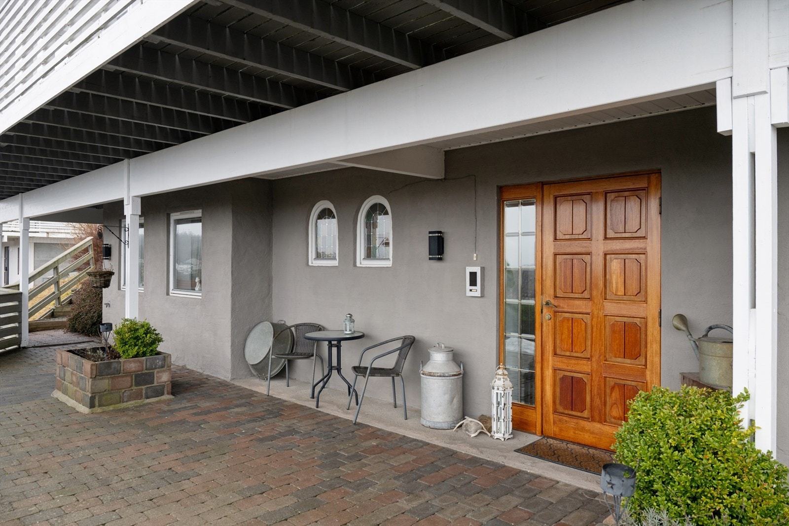 Overbygget inngang til underetasjen. Galleribilde