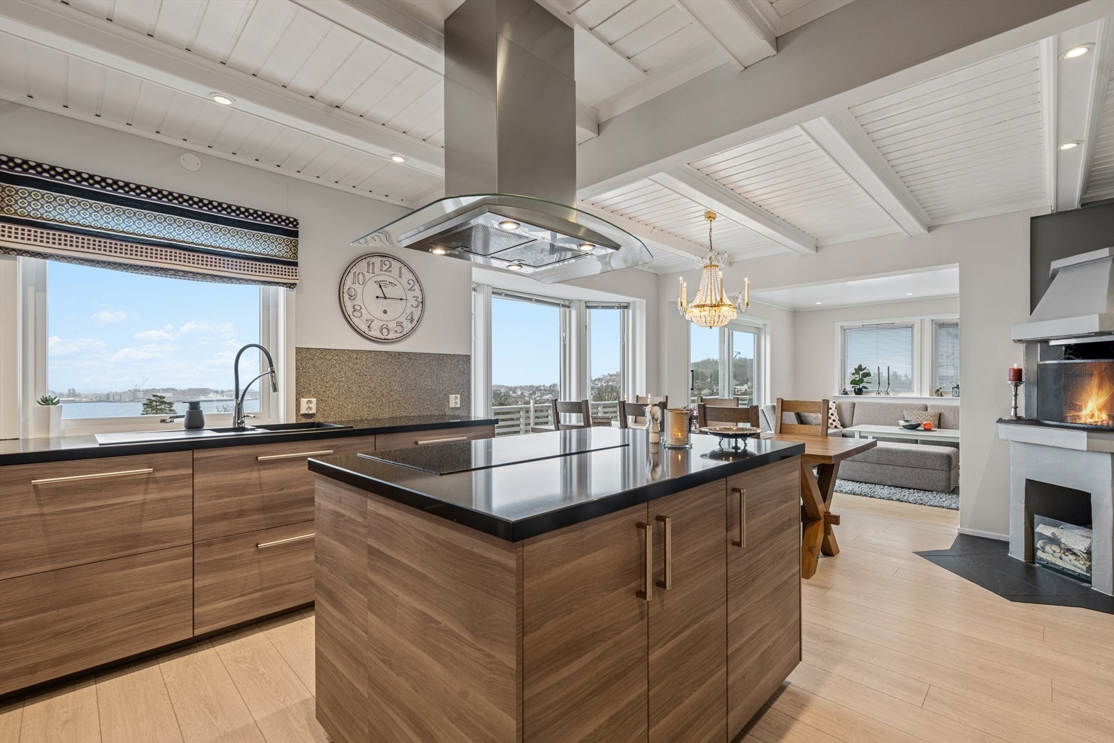 Her er det integrerte hvitevarer som platetopp, stekeovn og micro, samt benkeplater i stein. Galleribilde