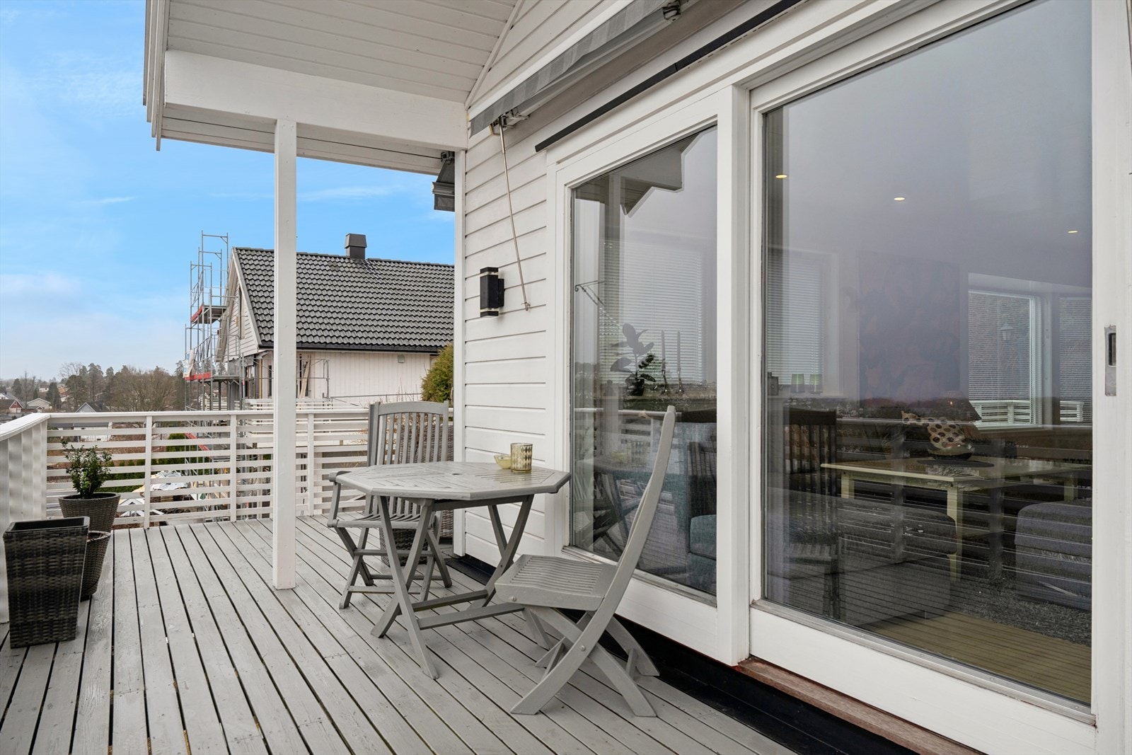 Verandaen er på hele 42 kvm og har plass til alt man ønsker av hagemøbler og grillutstyr. Galleribilde