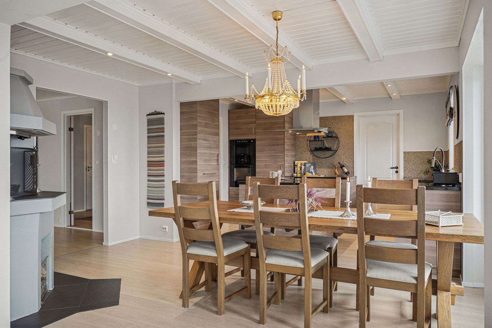 Gjennomgående gulv binder kjøkken og stue sammen til en sosial og funksjonell sone. Galleribilde