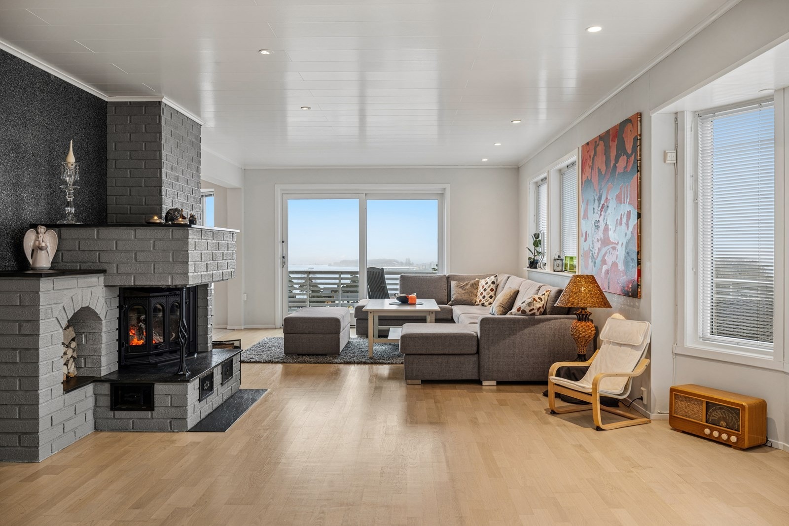 Fra stuen er det direkte utgang via skyvedør til en veranda. Galleribilde