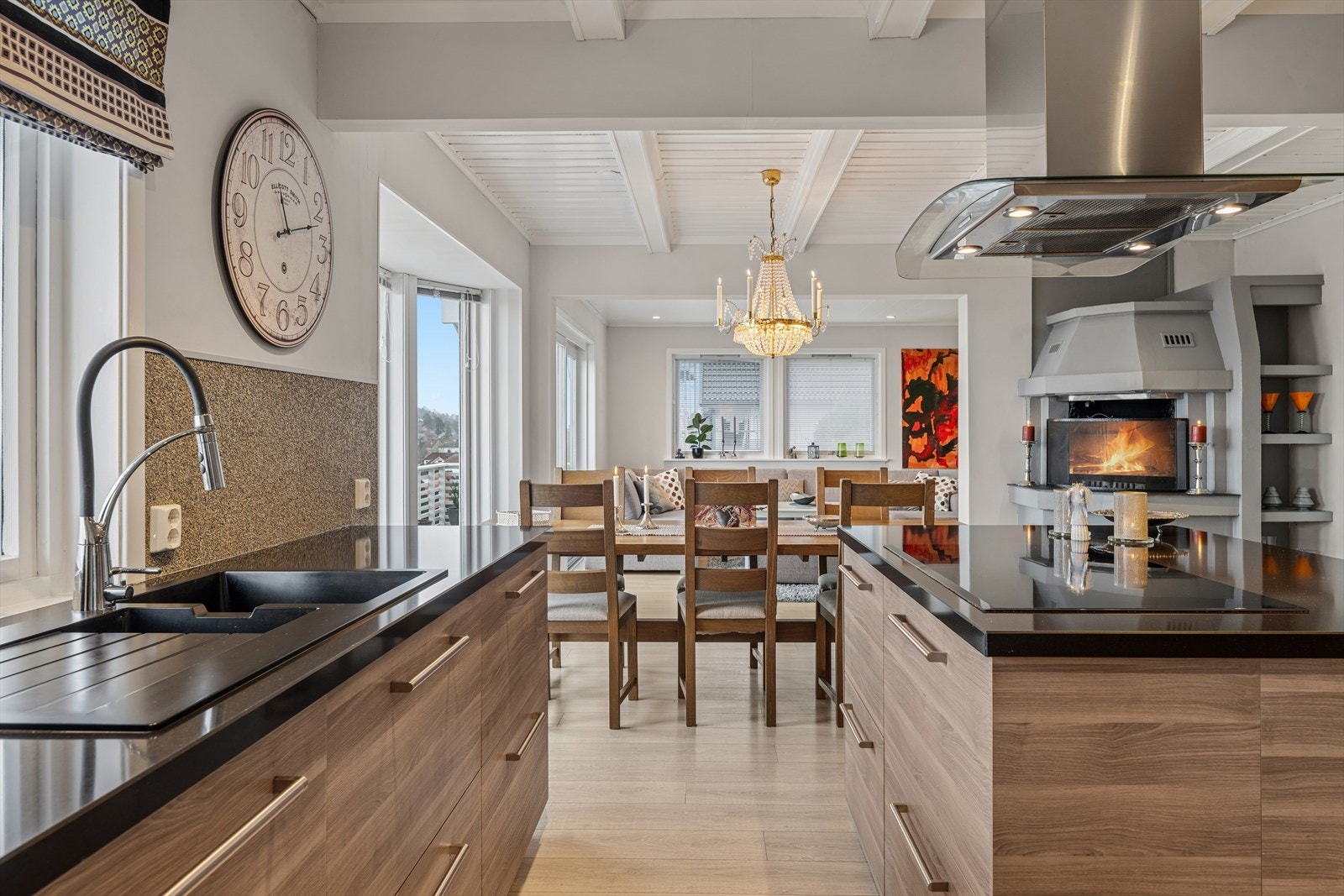 Den åpne peisen på kjøkkenet skaper en lun atmosfære mot spiseplassen. Galleribilde