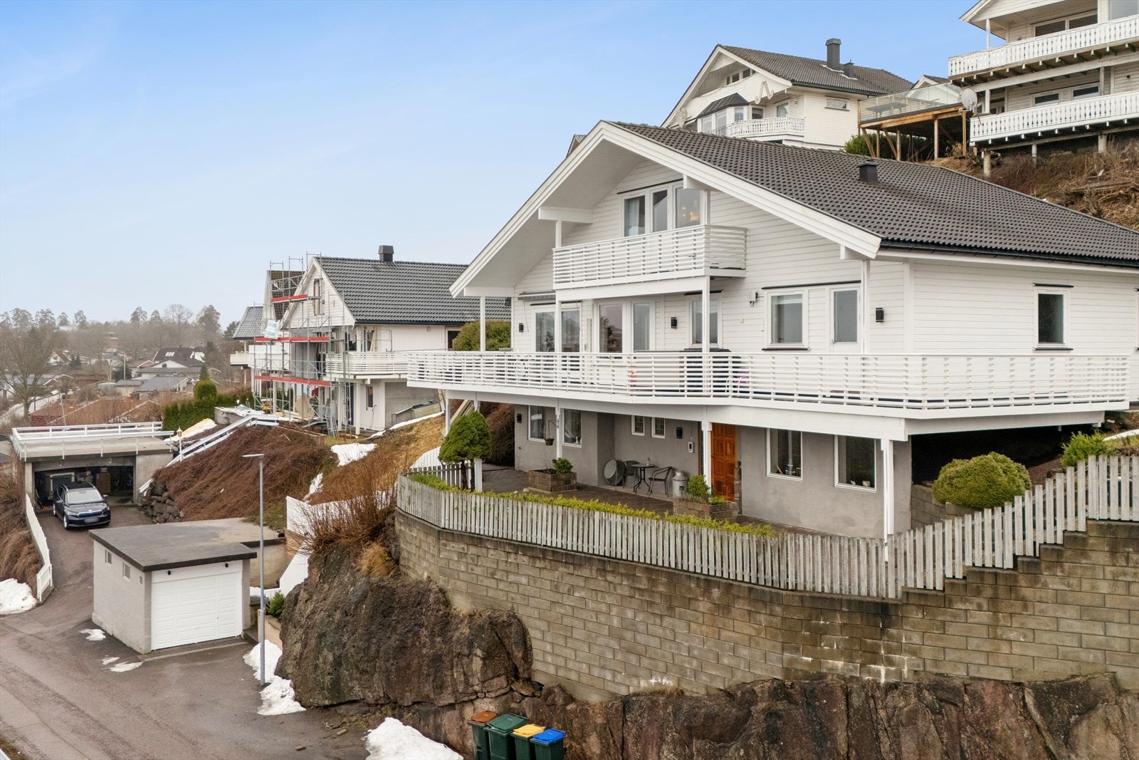 Til eiendommen hører en frittstående garasje på 26 m². Galleribilde